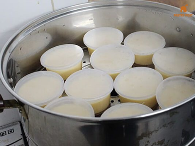 Đổ vào khuôn và hấp/ nướng